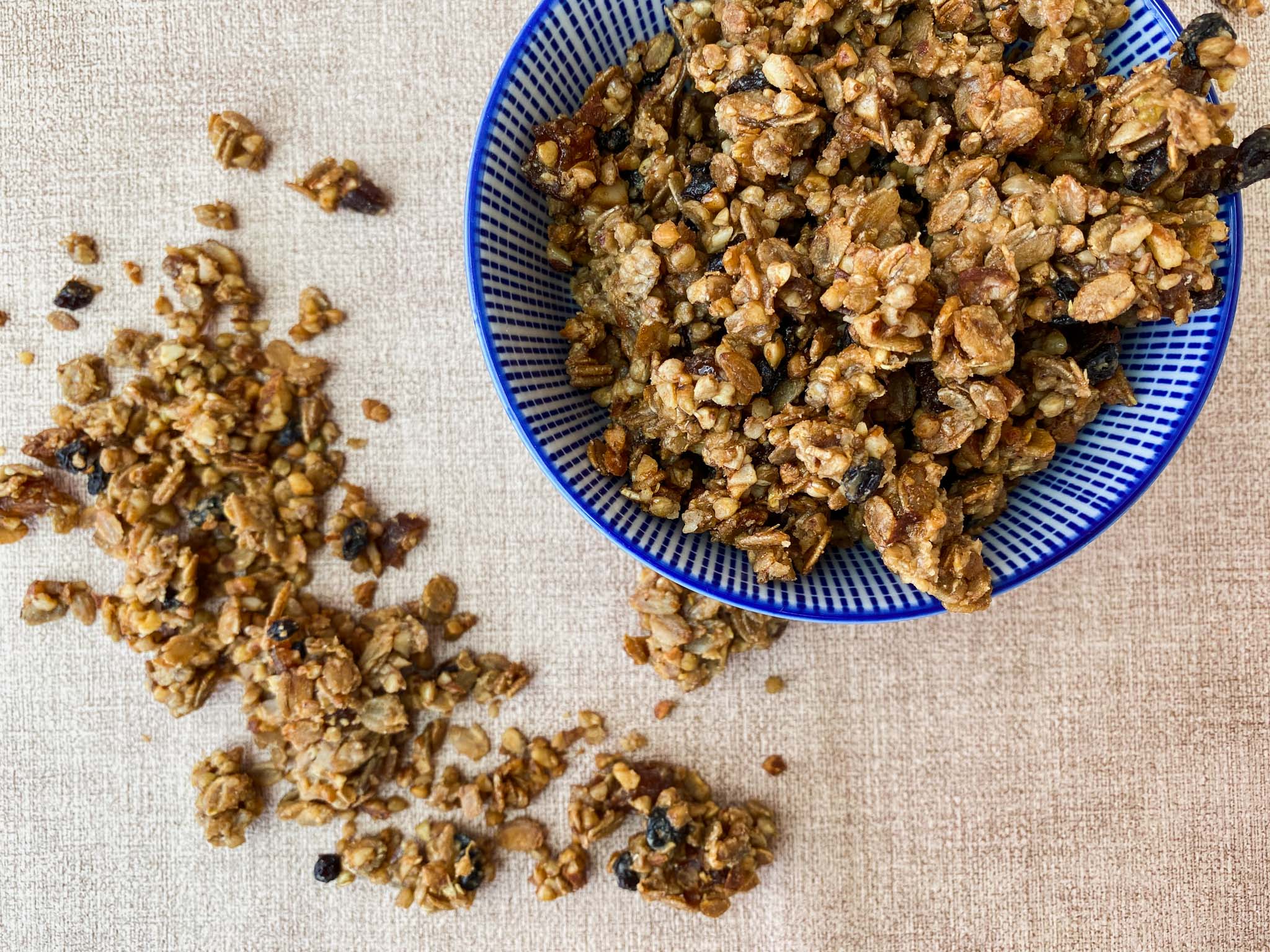 'Knuspermüsli mit gekeimtem Buchweizen und Roggenflocken'