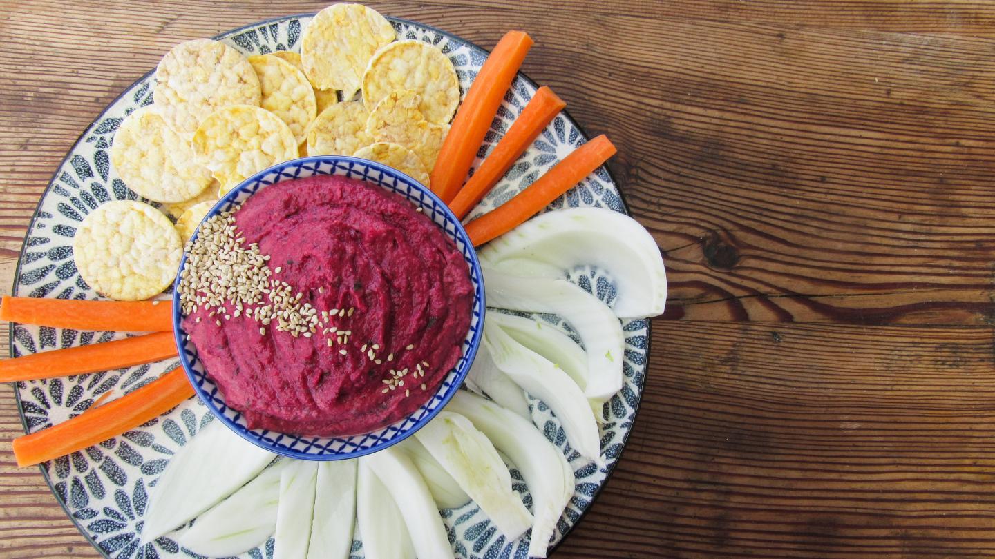 'Rote Beete Humus mit Boosterzutaten'